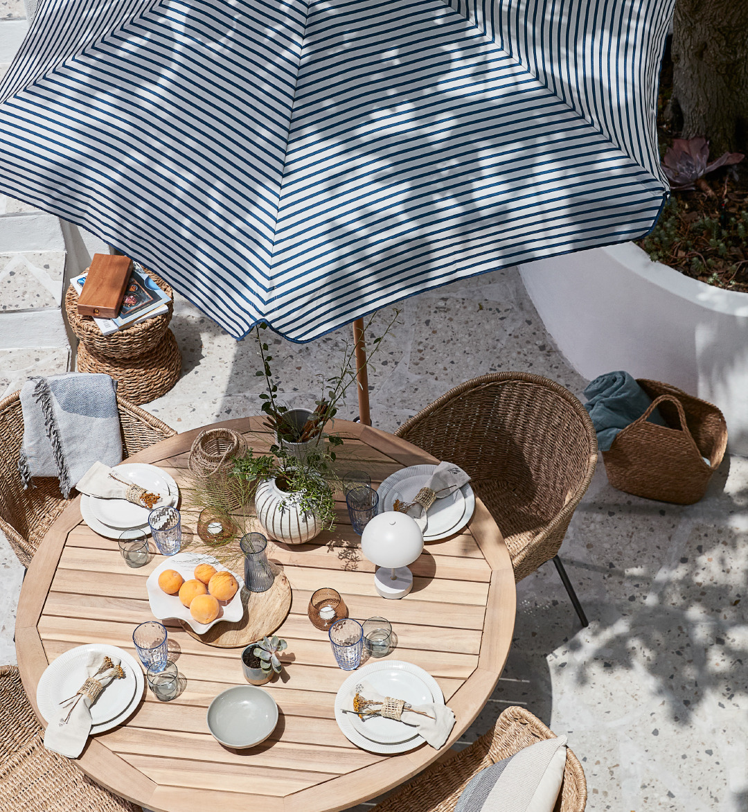 Zahradní stůl, židle, slunečník a doplňky