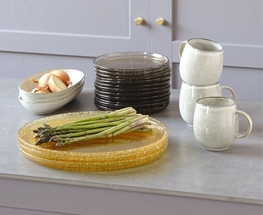 Servírovací tácy, skleněné servírovací talíře v různých barvách a hrnky