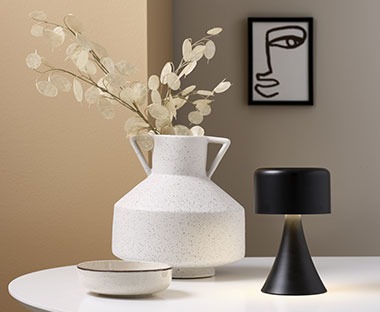 Bílá váza a černá lampa