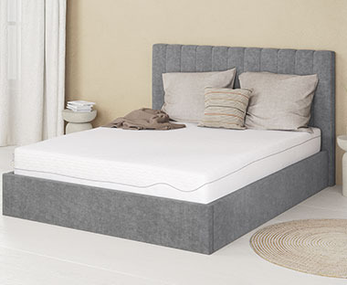 Kvalitní pěnová matrace na postelovém rámu