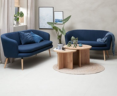 Modré pohovky v obývacím pokoji