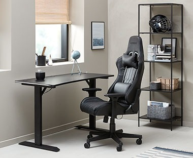 Hrací židle v černé barvě v pracovně