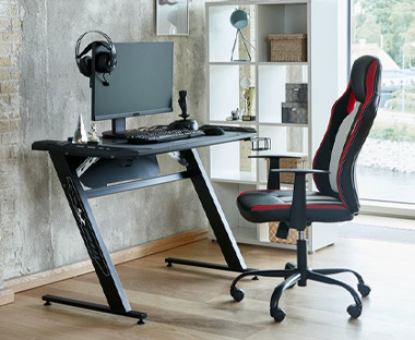 Gaming židle u PC stolu