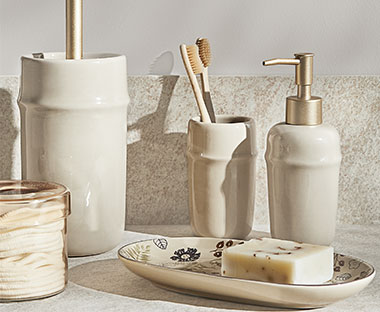 Koupelnové doplňky: skleněná dóza, tác, kelímek na kartáčky, WC kartáč a dávkovač mýdla a kartáček na zuby
