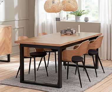Dřevěné jídelní židle a stůl