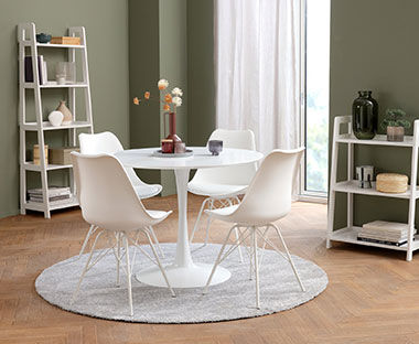 Bílé jídelní židle a stůl