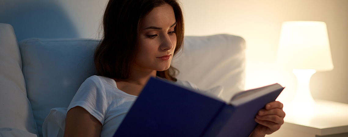 Žena, která si čte knihu v posteli