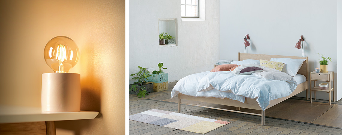 Malá lampička a ložnice s manželskou postelí, nočním stolkem a nástěnnými lampami