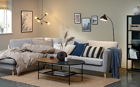 Vytvořte si hygge v obývacím pokoji pomocí pohovky