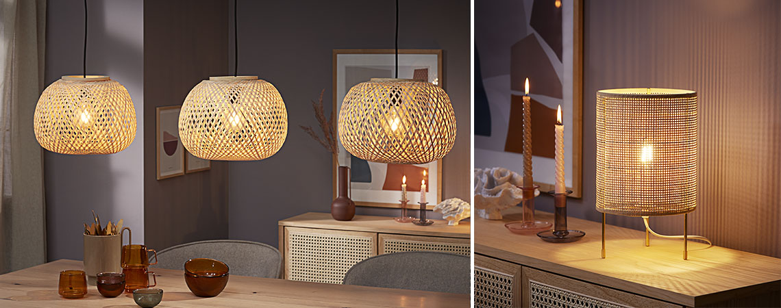Bambusový lustr nad jídelním stolem a ratanová stolní lampa