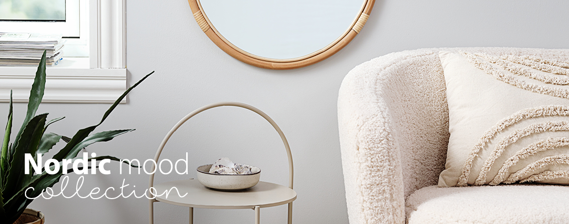 Pohovka, odkládací stolek a zrcadlo ve skandinávském designu