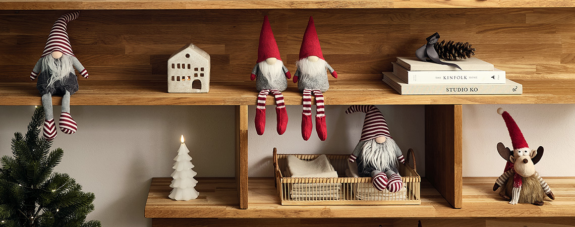 Vánoční skřítci jako sváteční dekorace obývacího pokoje