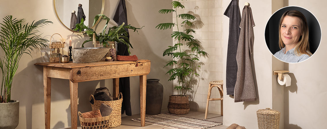 Ručníky MUNKTORP, dávkovač mýdla MAKARYD soap dispenser, TRARYD toilet roll holder, tác TUREHOLM, kosmetická taštička TOFTBYN  Koupelna s ručníky, dávkovačem mýdla, tácem na šperky a pruhovanou předložkou