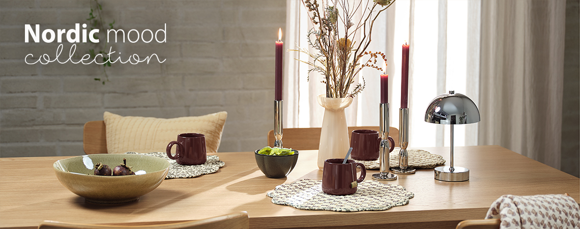 Jídelní stůl s miskami, hrnky, prostíráním, vázou, svícny a lampou na baterie