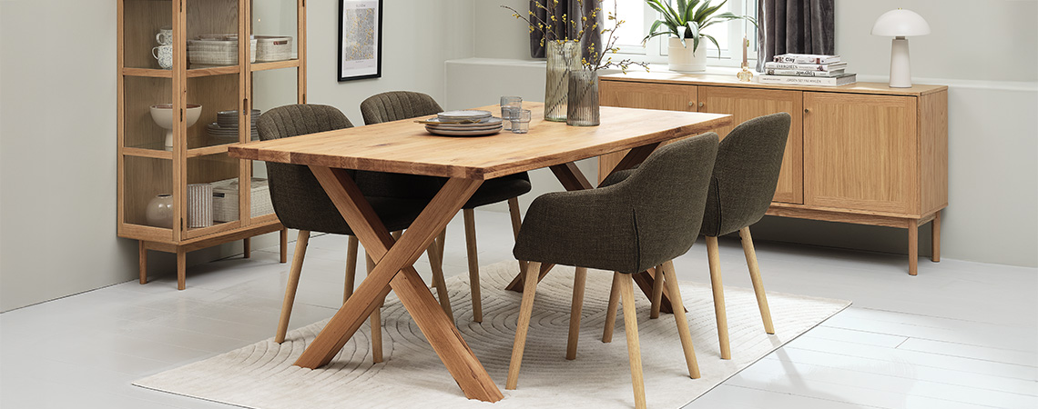 Nábytek z masivního dřeva a dřevěné dýhy s certifikátem FSC v jídelně - jídelní stůl, vitrína a příborník-certified solid wood and wood veneer furniture such as dining table, display cabinet and 