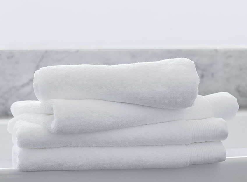 Bílé ručníky v koupelně