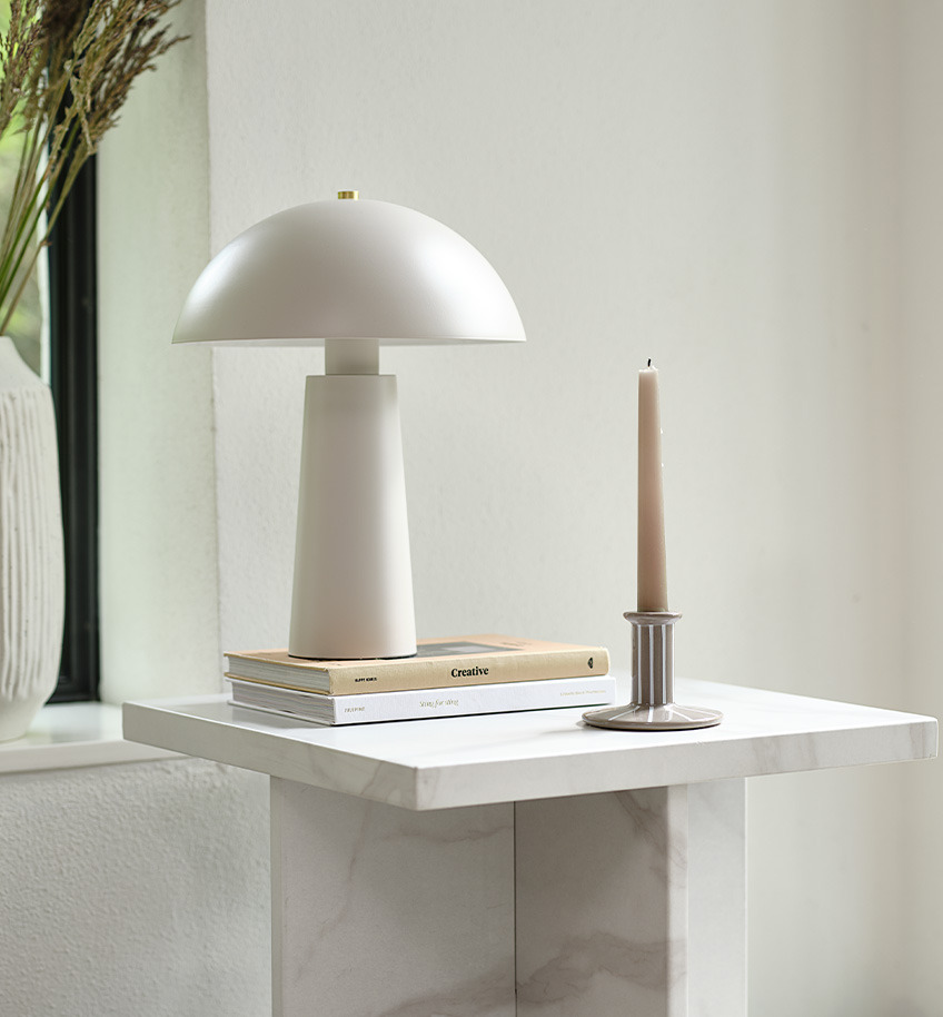 Bílá stolní lampa na mramorovém stolku