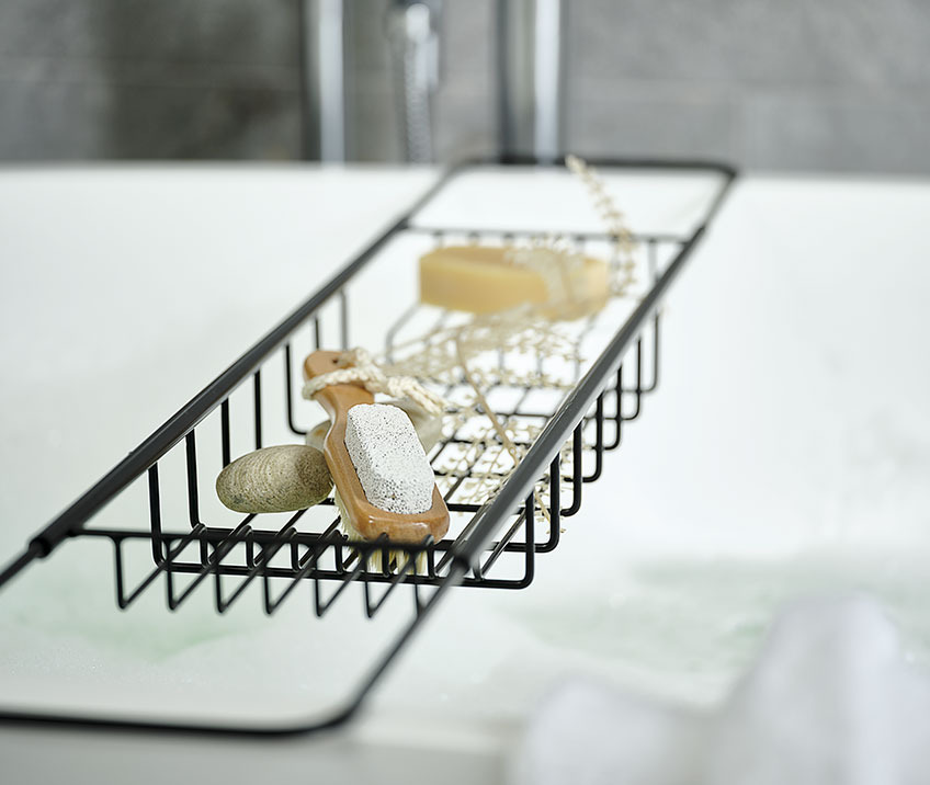 Bathtub with bathtub rack in black metal