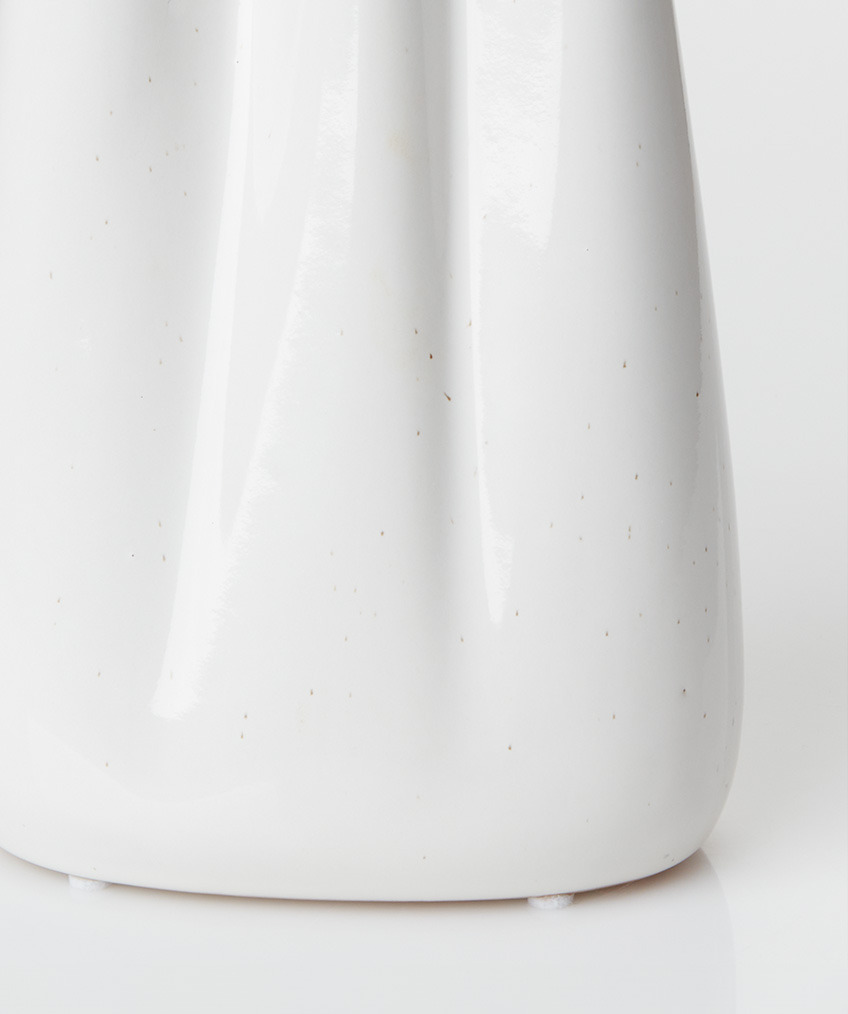 Moderní bílá váza se splývavými zvlněnými okraji