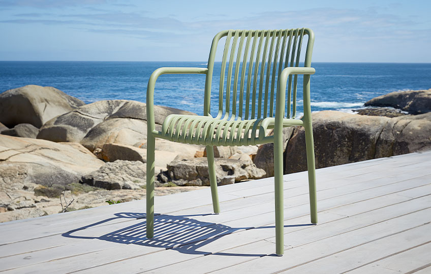 Plastová zahradní židle v moderním minimalistickém vzhledu