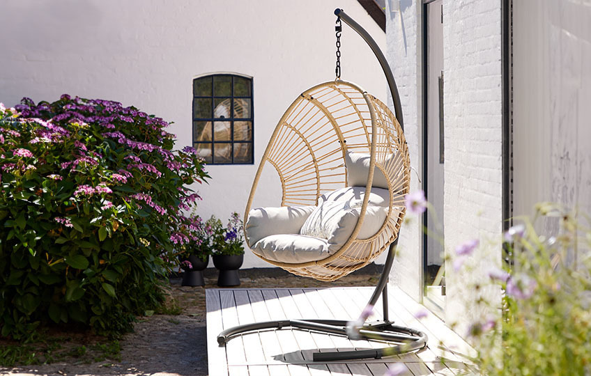 Garden hanging chair made with polyrattan