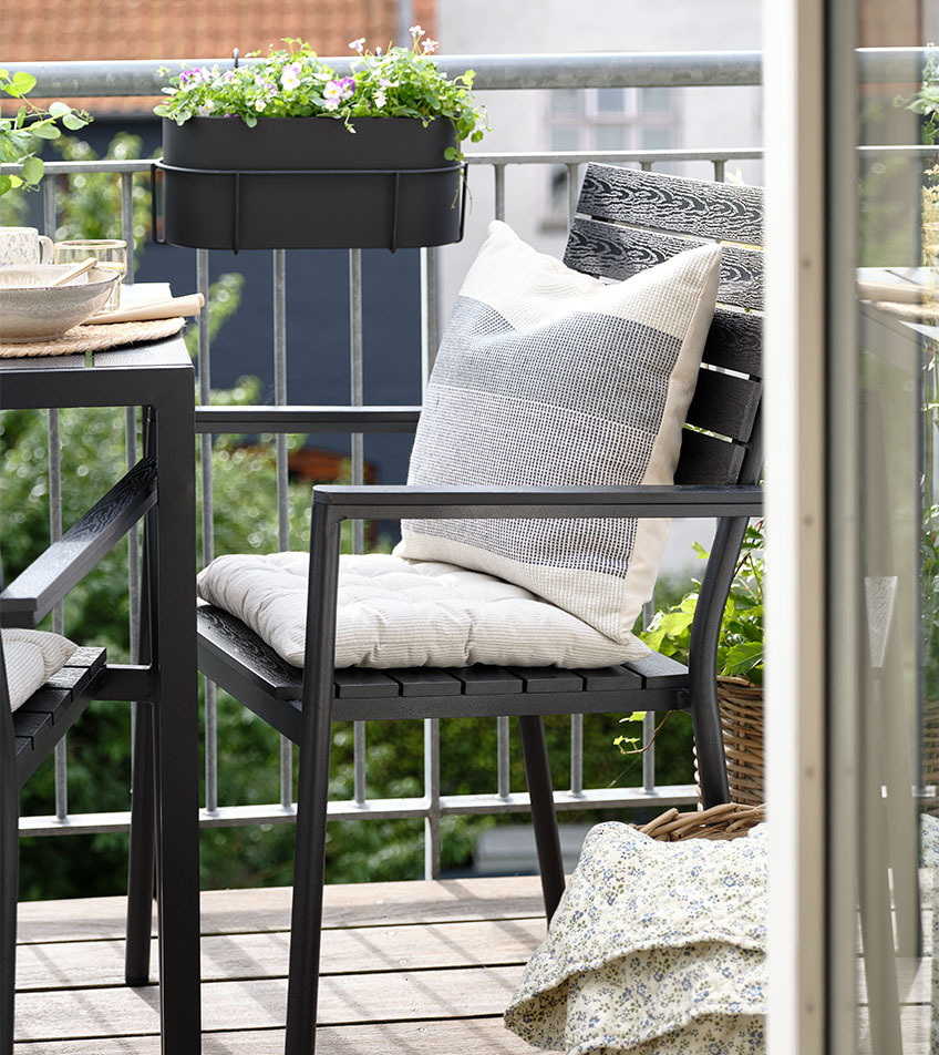 Černá stohovací zahradní židle s polstry na balkoně