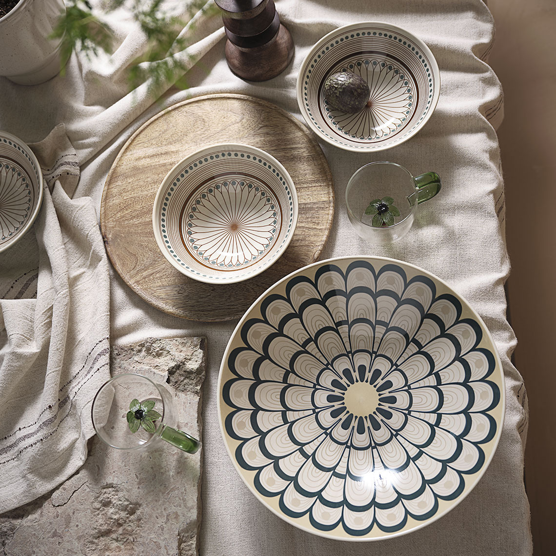  English Czech Table with tablecloth, mugs and bowls  Stůl s ubrusem, hrnky a misky