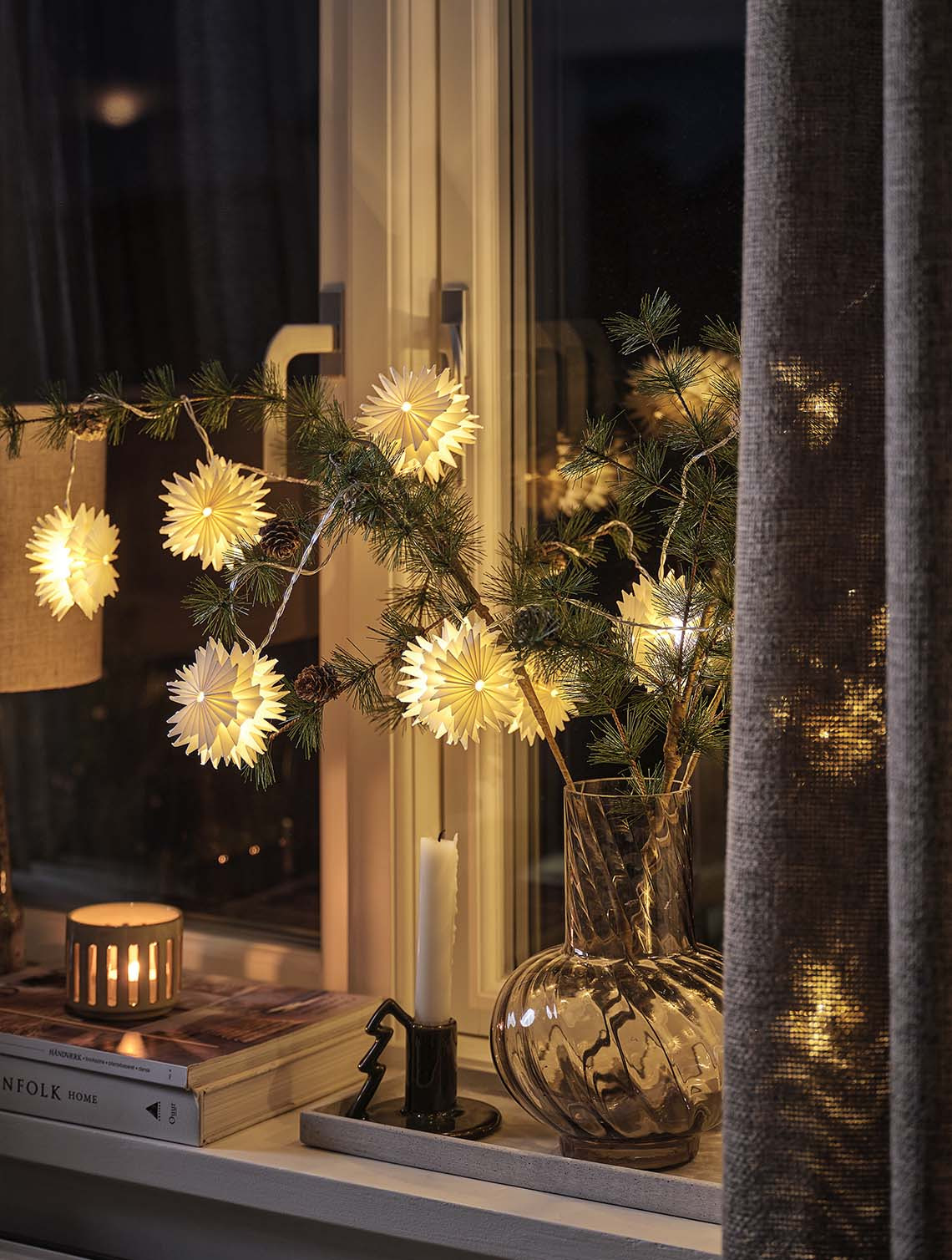 Světelný řetěz PLATIN se světýlky ve tvaru hvězdy a časovačem Světelný řetěz naaranžovaný do kytice na parapetu