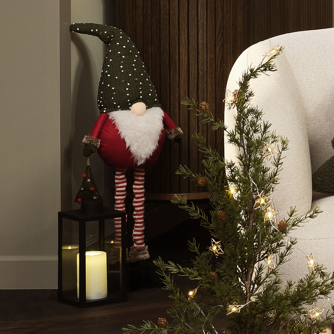 Vánoční skřítek KULDE má nastavitelné nohy Vysoký vánoční skřítek s nastavitelnýma nohama