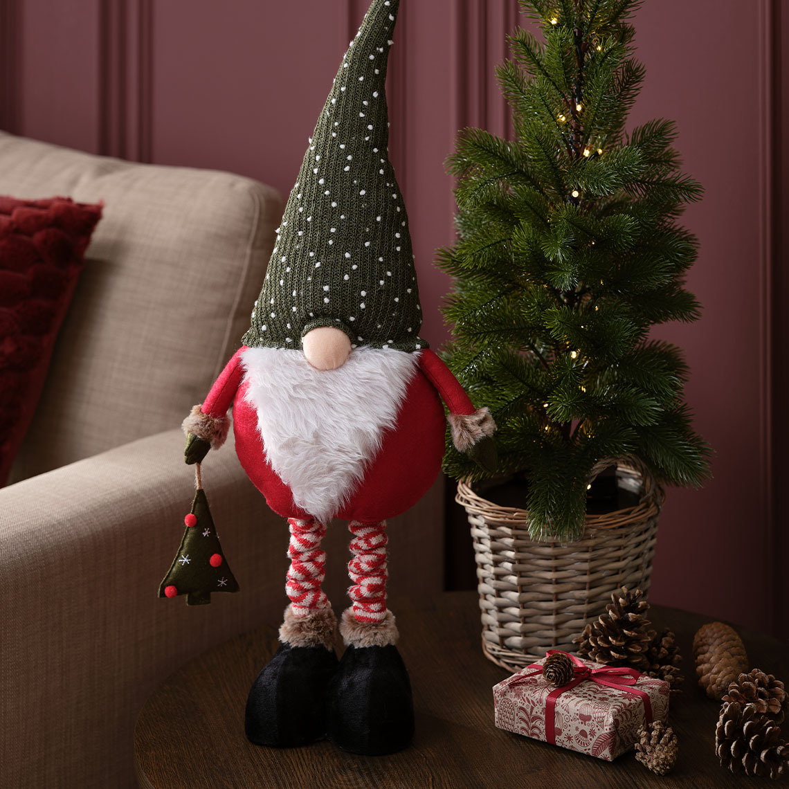 Vánoční skřítek KULDE má roztomilý nosík a načechraný bílý plnovous Skandinávský vánoční skřítek s kulatým nosem, bílým plnovousem a šedou čepicí