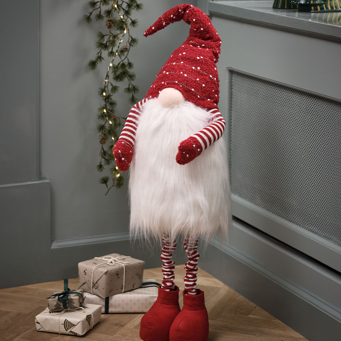 Vánoční skřítek NAT Vysoký vánoční skřítek s červenou čepicí a plnovousem