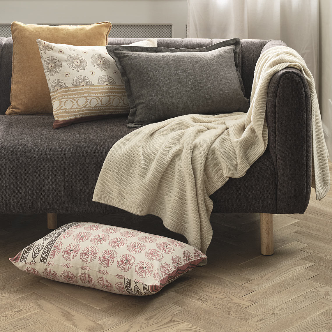 Vzorovaný povlak na polštář KATTEFOT ve dvou variantách a pléd HUMLE Dekorační polštáře a deka na pohovce