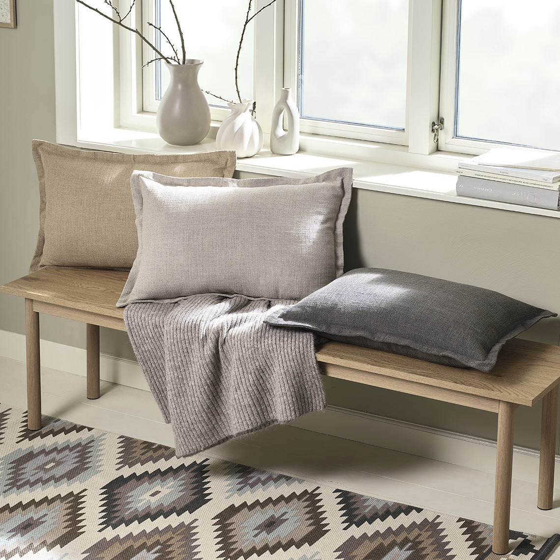 Povlak na polštář NATTVIOL je dostupný v hnědé, béžové a latté barvě Lavice s povlaky na polštář v různých barvách