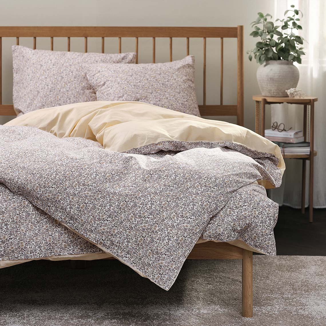 Povlečení s květinovým vzorem ve světle fialové a žluté