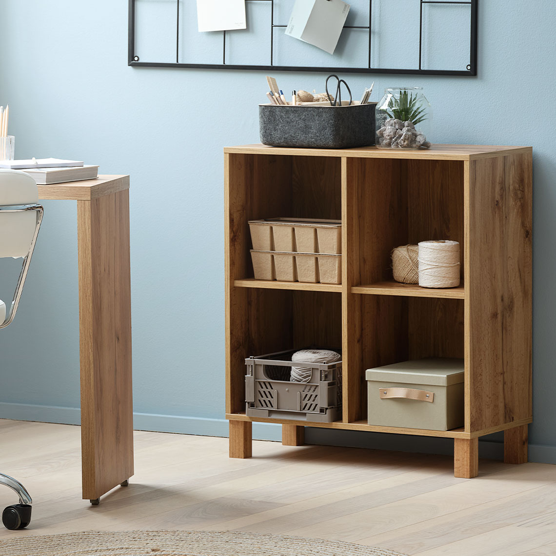 Nástěnný modul SKALS se čtyřmi přihrádkami Nástěnný modul SKALS umístěný na zemi s ladícími nožkami