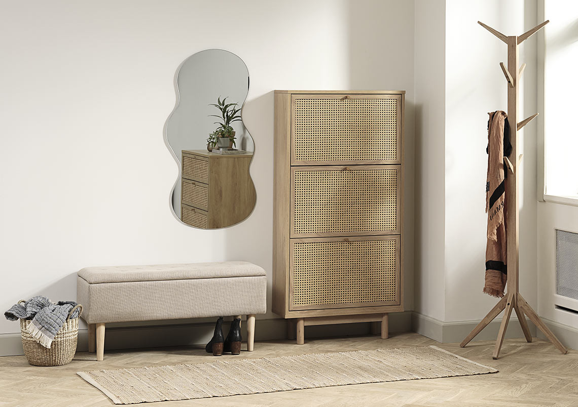 Předsíň s lavicí a věšákem ve světlých barvách