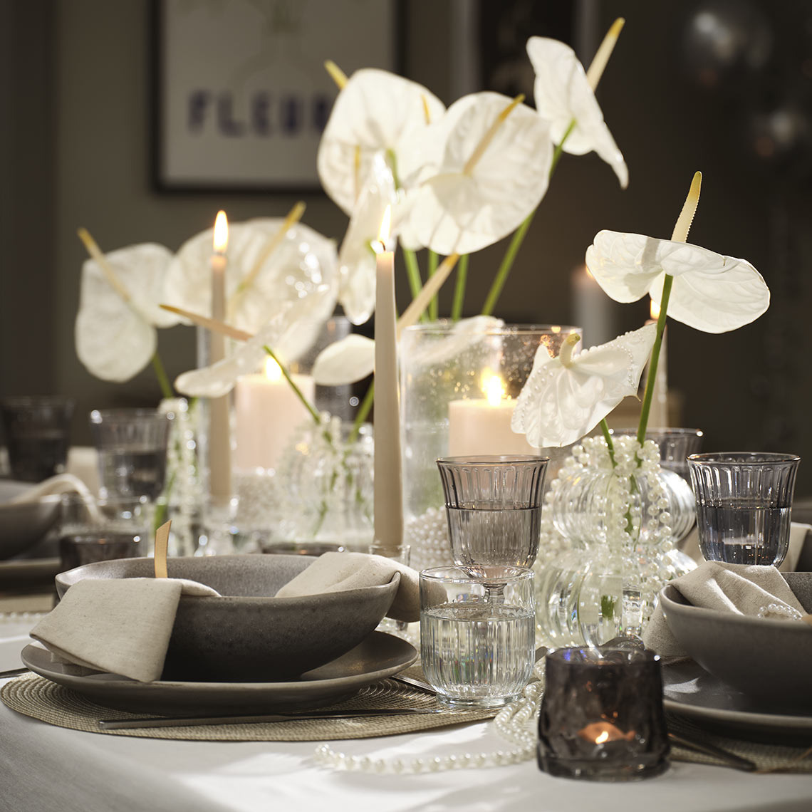 Svícen GUDMAN a misky a talíře ELIAS Stůl prostřený miskami, talíři, sklenicemi a čajovými svíčkami ve svícnech