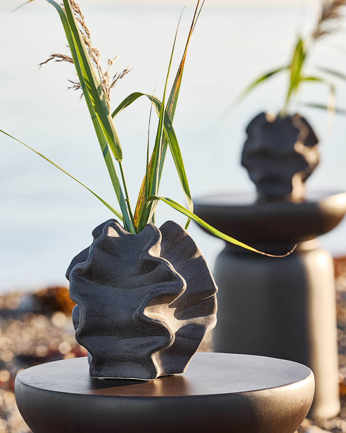 Váza VILHELM Váza přirozeného tvaru na podstavci na pláži