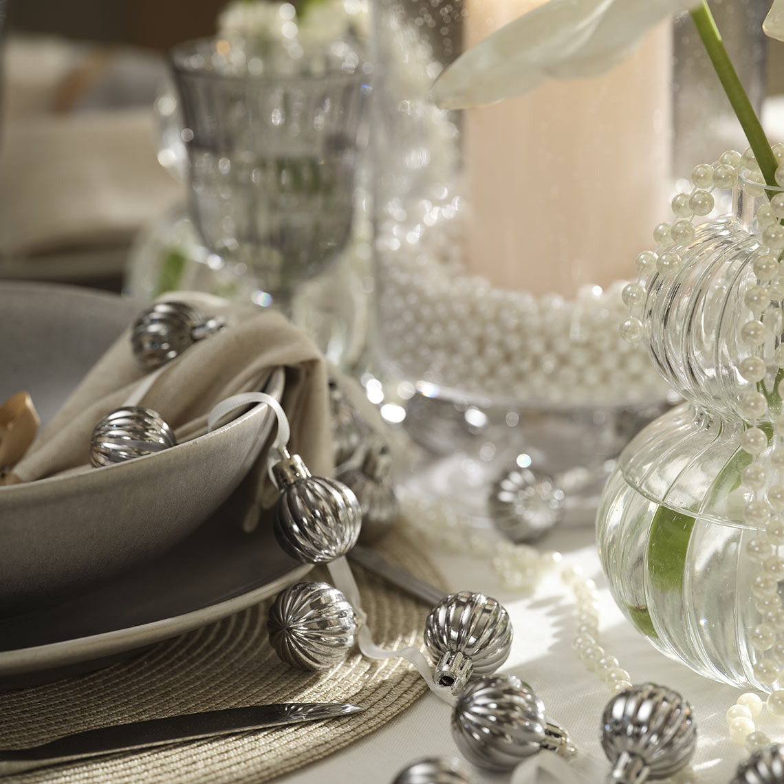 Vánoční ozdoby HELIOTROP Navléknuté vánoční ozdoby jako dekorace stolu