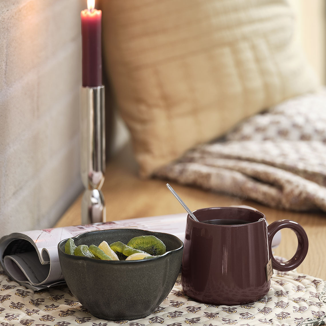 Miska a hrnek na prostírání