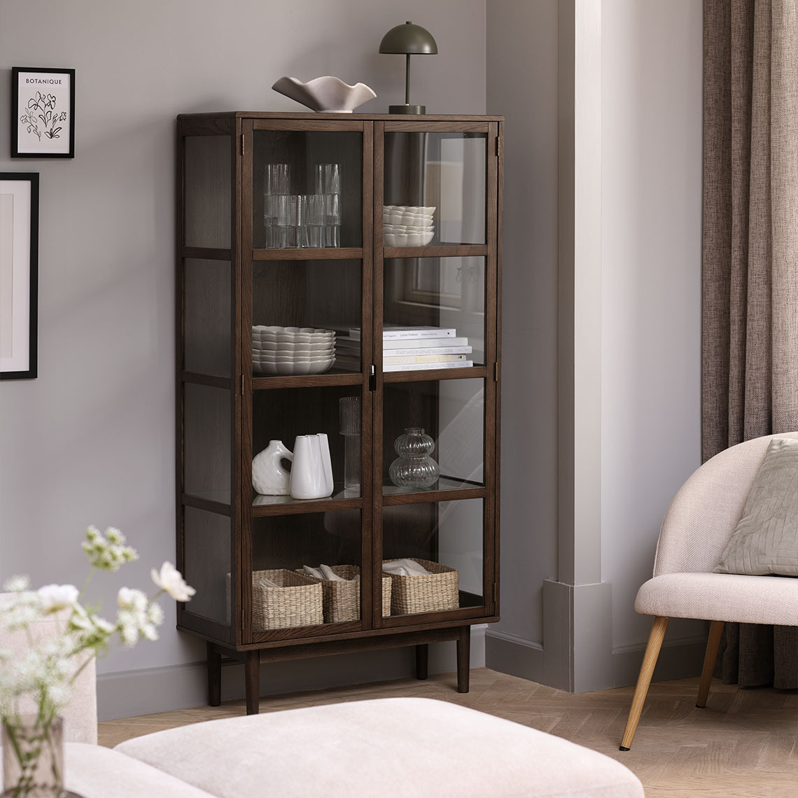 Vysoká vitrína z masivního FSC dubu a dubové dýhy v tmavé barvě