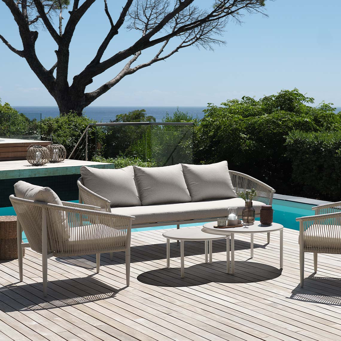 Bezúdržbový zahradní set KIRKENES Zahradní set nevyžadující údržbu ve světle béžové barvě na terase u bazénu