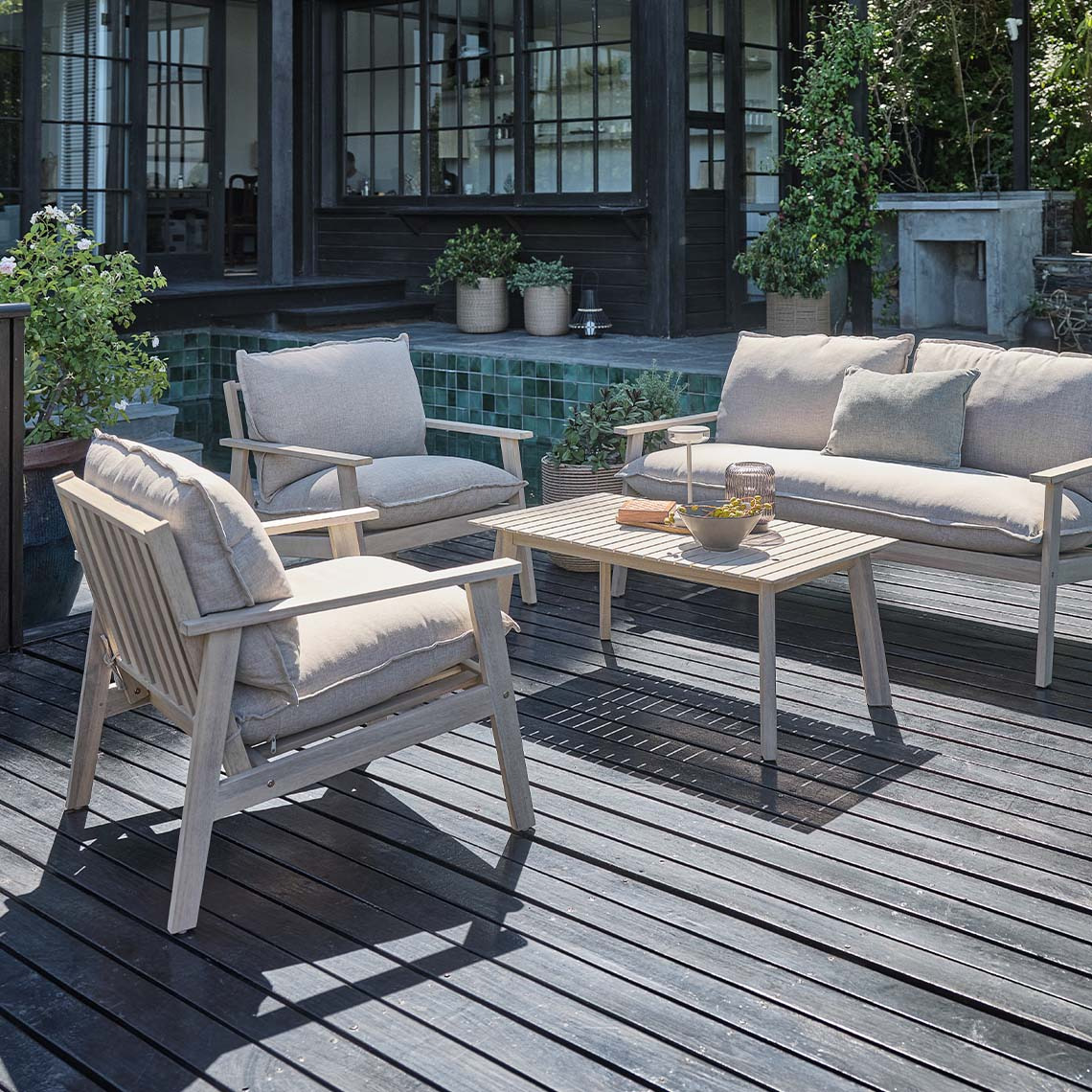 Zahradní set SYLTHOLM vyrobený z masivního akáciového dřeva s FSC® certifikátem Zahradní set s pohovkou, dvěma židlemi a stolkem z bílého olejovaného masivního akáciového dřeva