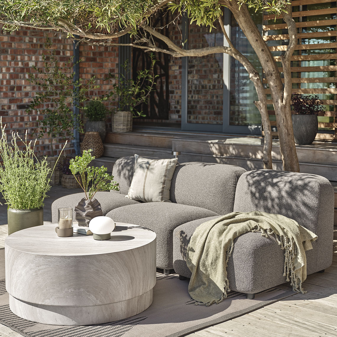 Zahradní pohovka sestavená z modulů