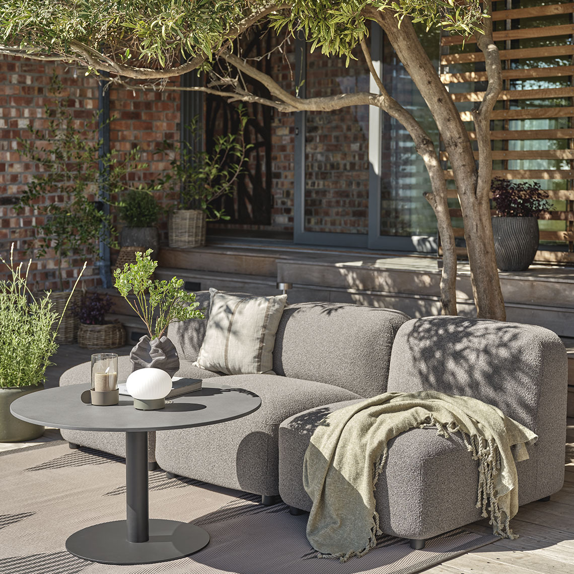 Zahradní pohovka z rychleschnoucího materiálu