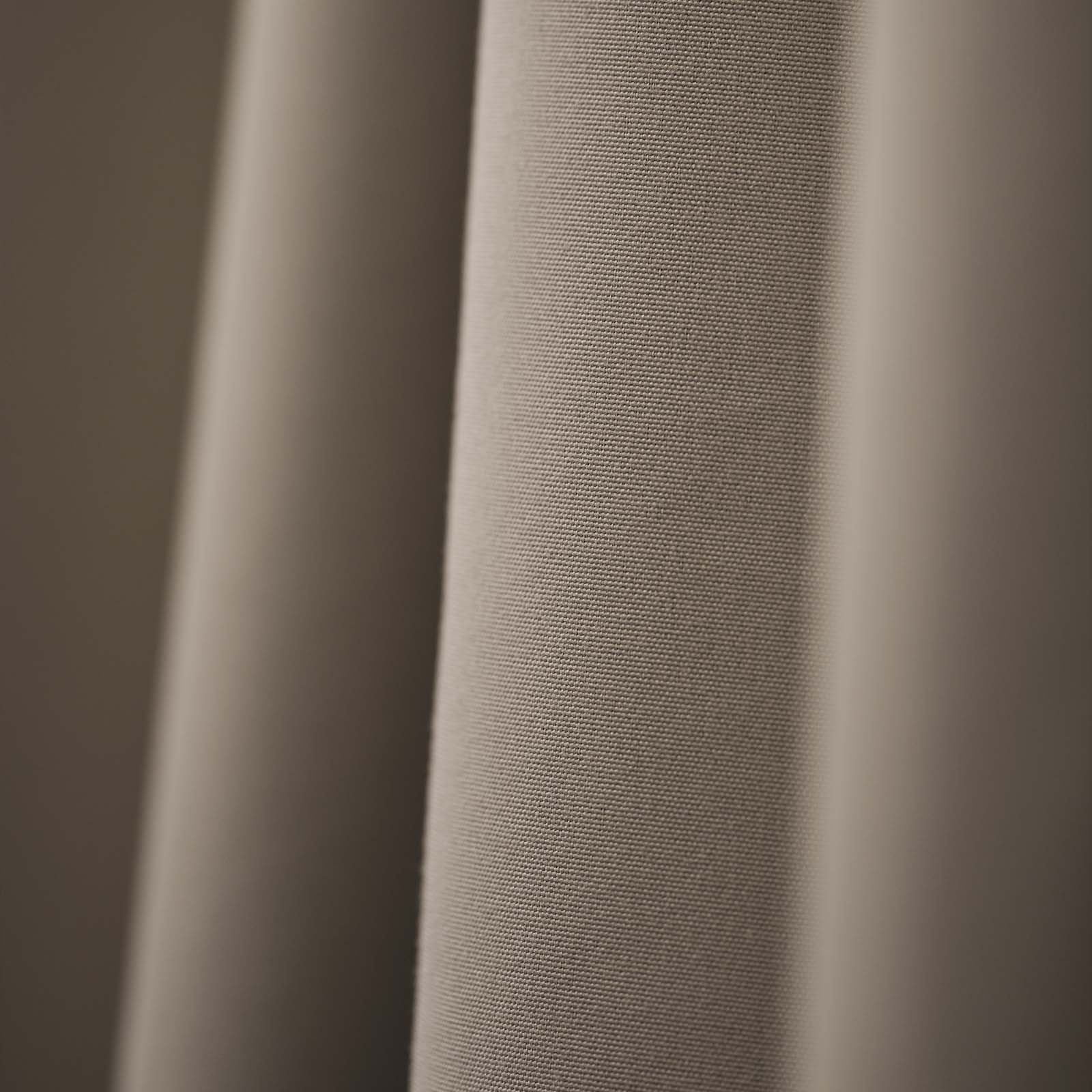 Detail stylového zatemňovacího závěsu