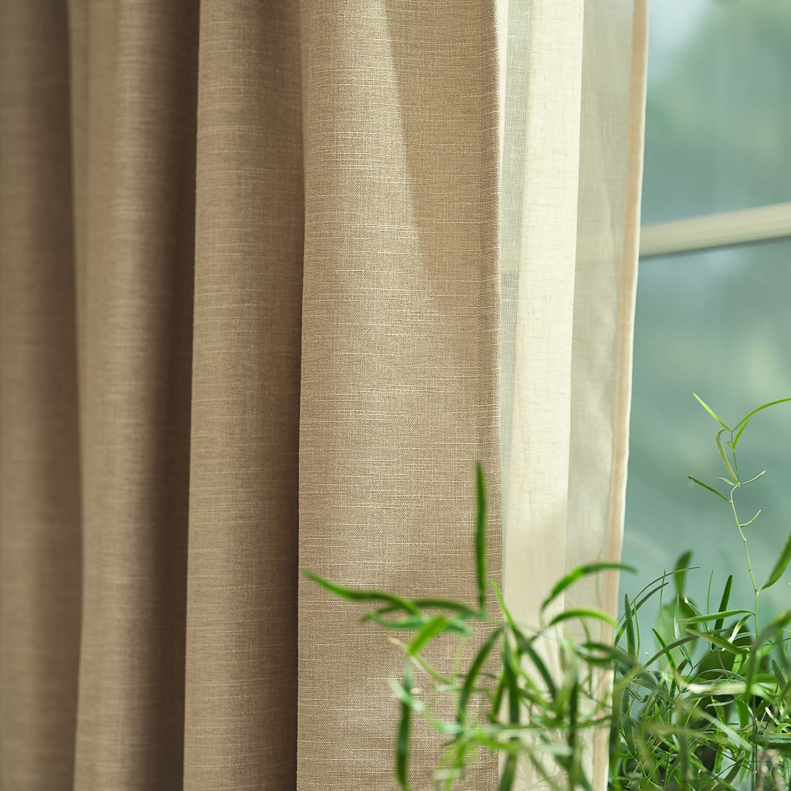 Detail khaki závěsu 