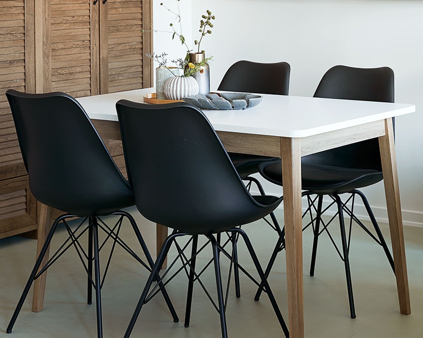 KLARUP dining chairs at the GAMMELGAB dining table Black dining chairs at a dining table