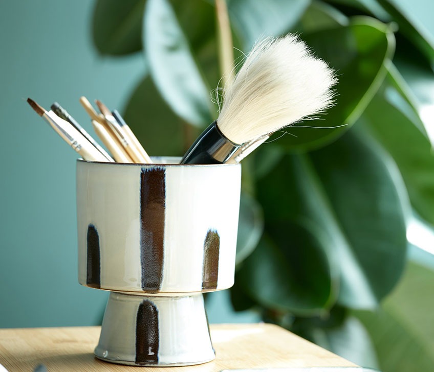 LEONARD plant pot Plant pot with paint brushes on a bamboo desk
