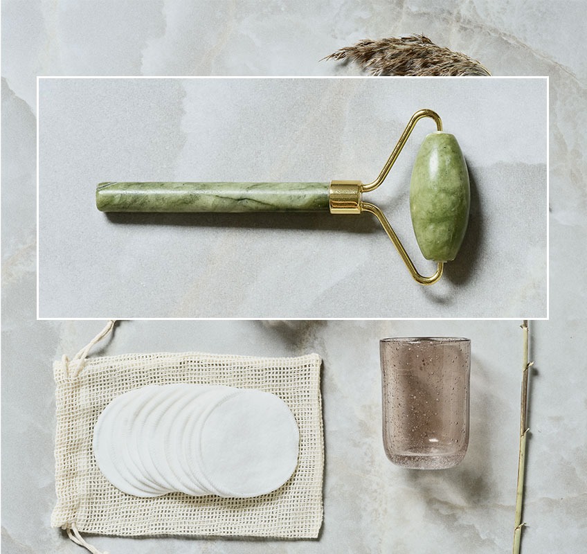 Face roller in jade stone and reusable makeup pads made from cotton and bamboo